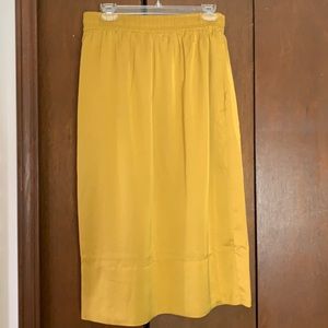 Golden skirt with pockets